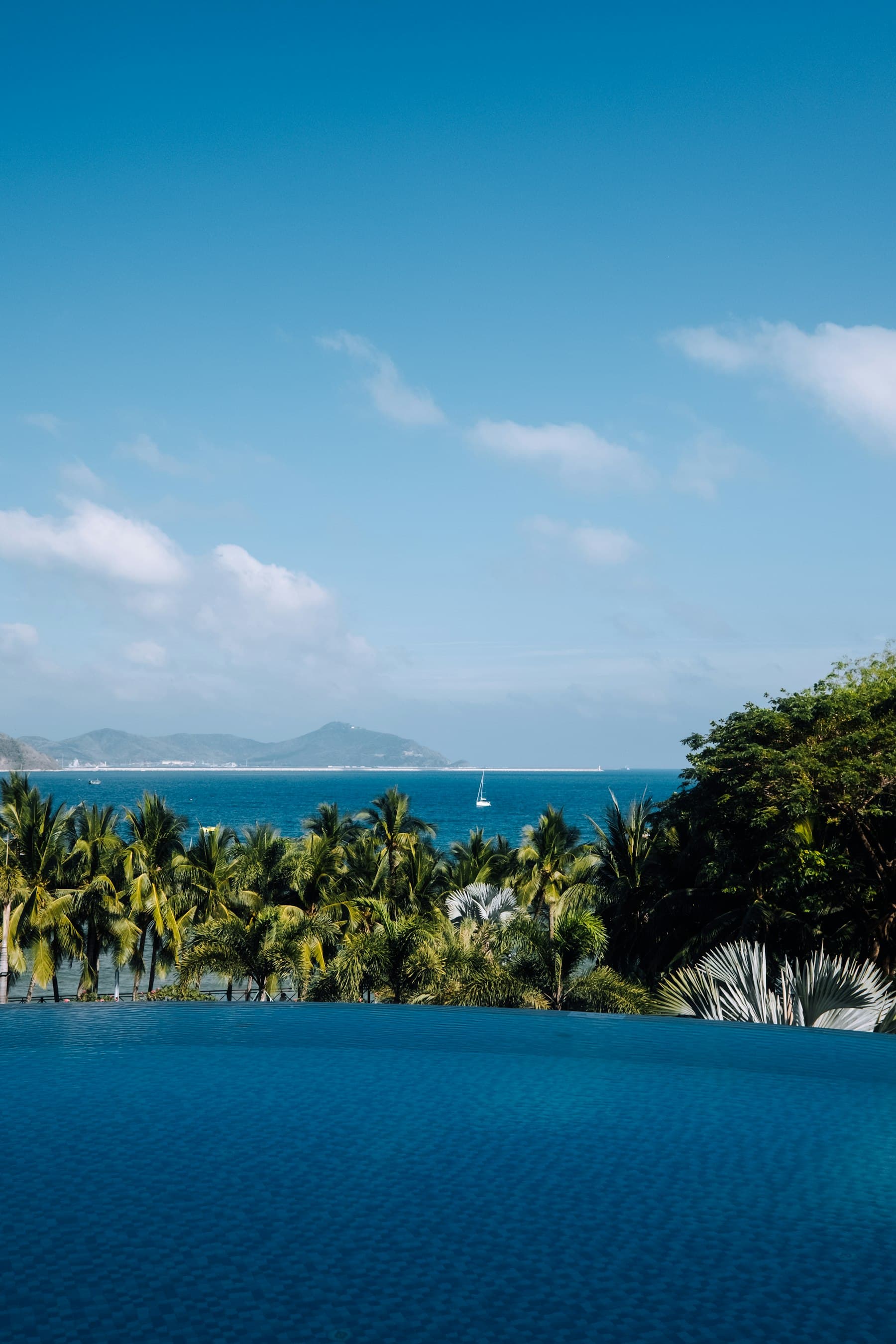 바다를 내려다보는 산야의 리조트 풀